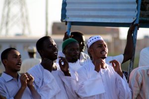 Dansende derwisjen in Sudan - meeklappend en zingend publiek bij de Halgt Zikr