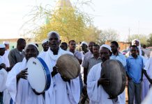 Dansende derwisjen in Omdurman, Sudan Dansende derwisjen in Sudan - de trommelaars