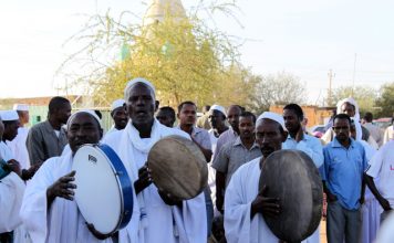 Dansende derwisjen in Omdurman, Sudan Dansende derwisjen in Sudan - de trommelaars