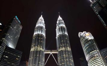 De beste plekken om de Petronas Twin Towers te fotograferen Petronas Twin Towers - vanaf KLCC Park van dichtbij