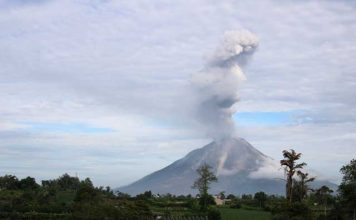 Vulkaan Sibayak solo beklimmen in een beladen sfeer Beklimmen vulkaan Sibayak - aspluim boven vulkaan Sinabung