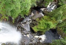 Verrassende watervallen in Schotland Verrassende watervallen Schotland - Bovenaanzicht van Plodda watervallen