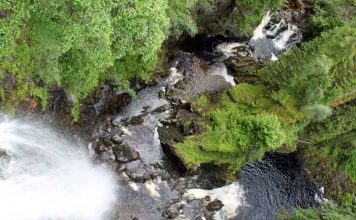 Verrassende watervallen in Schotland Verrassende watervallen Schotland - Bovenaanzicht van Plodda watervallen
