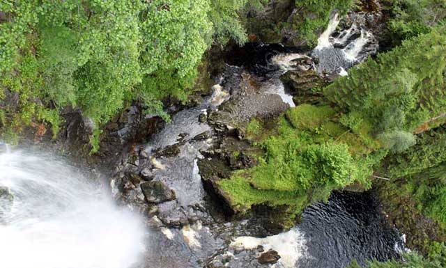 Verrassende watervallen in Schotland Verrassende watervallen Schotland - Bovenaanzicht van Plodda watervallen