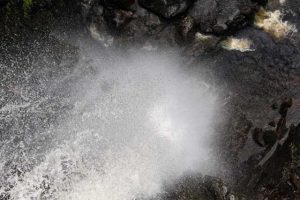 Verrassende watervallen Schotland - Plodda waterval stort zich naar beneden