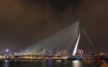 Workshop nachtfotografie: spelen met licht in Rotterdam Wokshop nachtfotografie - Hartje getekend met licht op de Erasmusbrug