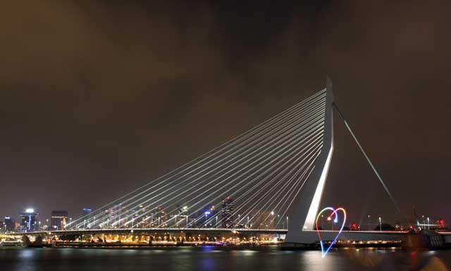 Workshop nachtfotografie: spelen met licht in Rotterdam Wokshop nachtfotografie - Hartje getekend met licht op de Erasmusbrug