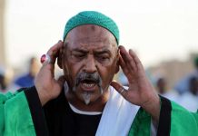 De bijzondere vriendelijkheid van de Nubiërs in Sudan Een van de voorgangers bij Hamid El-Nil moskee in Omdurman in Sudan (Soedan)