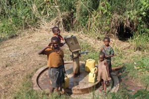Kinderen roepen enthousiast 'muzungu' tijdens wandeling in Uganda