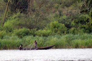 Vissers op het water bij Queen Elizabeth National Park in Uganda